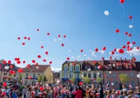 Barwy narodowe nad limanowskim rynkiem - zdjęcie główne