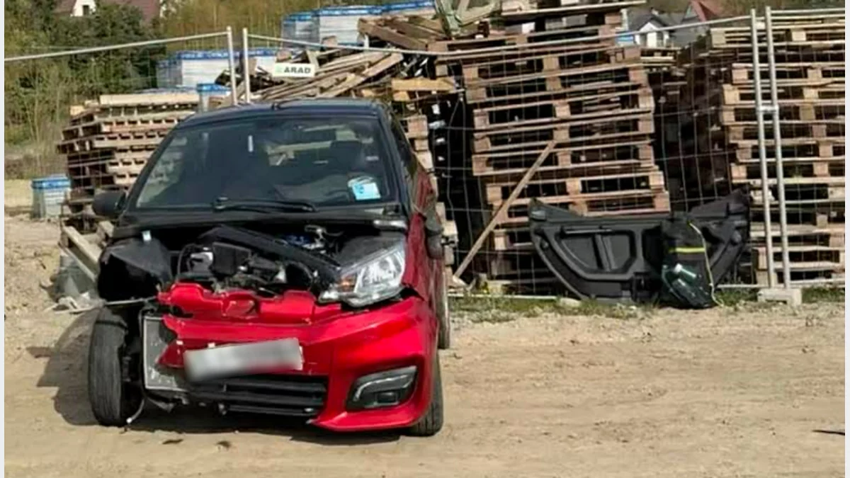 Uszkodzony pojazd typu microcar