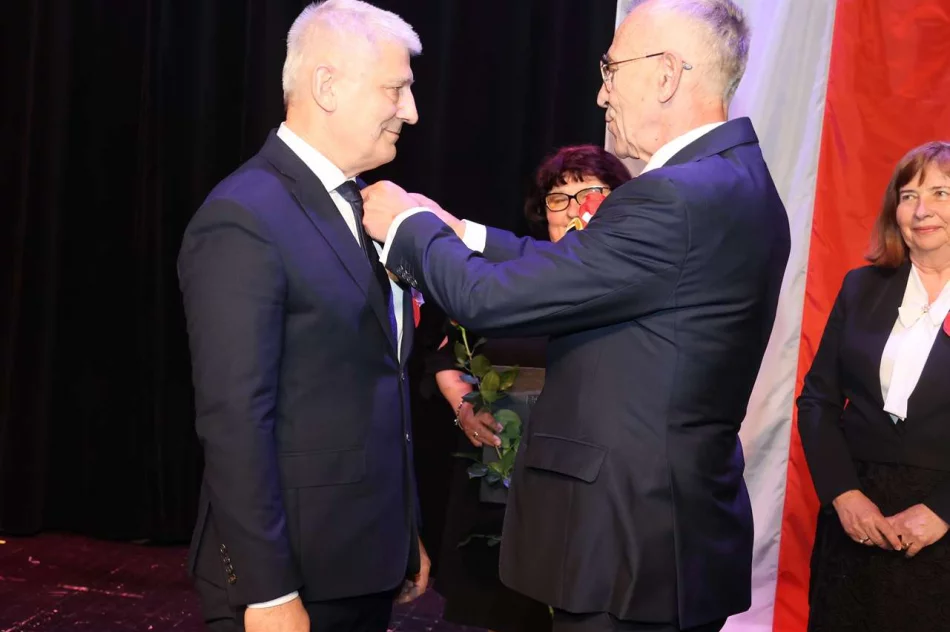 Uroczysta sesja Rady Miasta Limanowa z okazji 235. rocznicy uchwalenia Konstytucji 3 Maja - zdjęcie 17