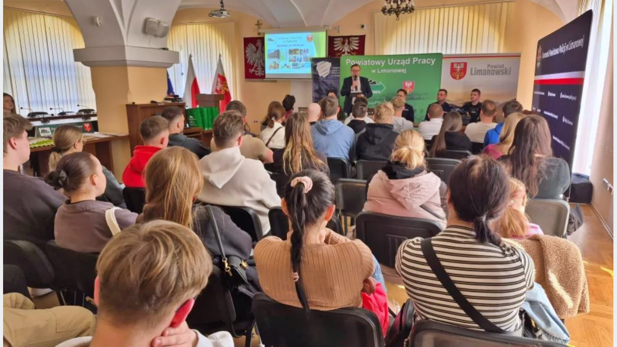 Przedstawiciele policji i wojska podczas spotkania informacyjnego dla bezrobotnych w Powiatowym Urzędzie Pracy w Limanowej.