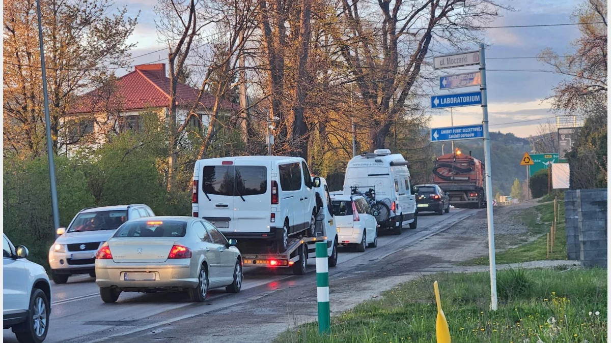 Pojazd służb miejskich sprzątający ulicę w Limanowej przed majówką powoduje korki na DW 965 Limanowa - Bochnia