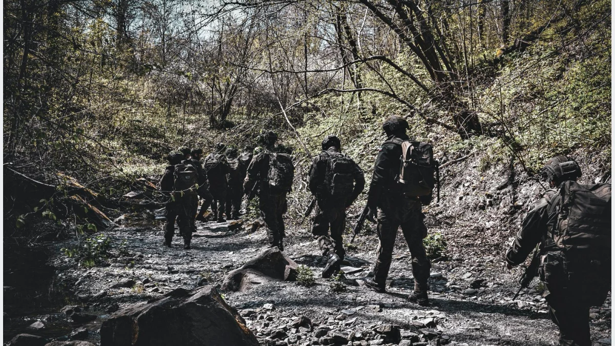 Żołnierze Wojsk Obrony Terytorialnej podczas ćwiczeń taktycznych w trudnym terenie górskim w powiecie limanowskim.