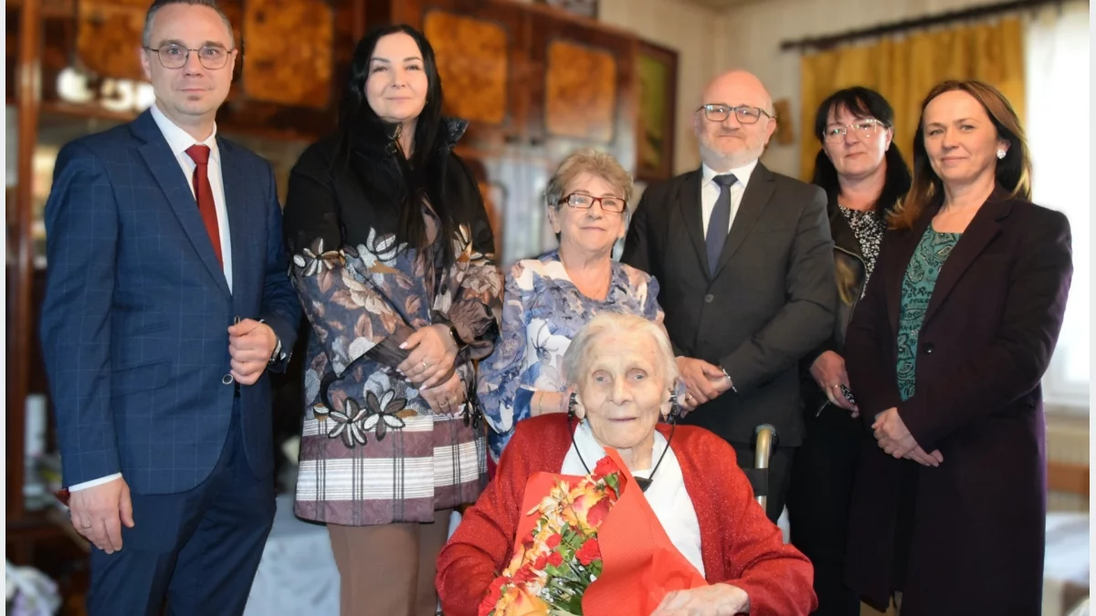 Jubilatka Anna Drąg z Gruszowca w otoczeniu rodziny i przedstawicieli władz gminy Dobra podczas świętowania 100. urodzin.