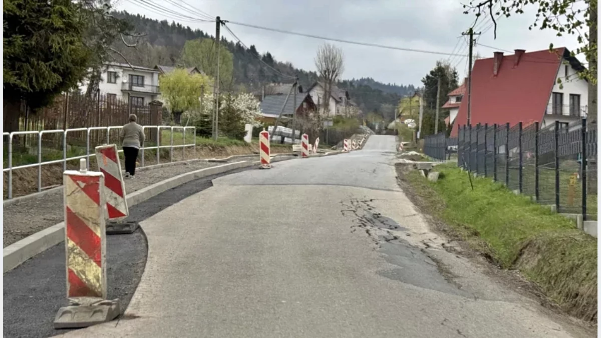 Uszkodzona nawierzchnia asfaltowa ulicy Polnej w Limanowej.