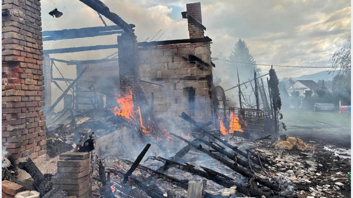 Strażacy dogaszający pogorzelisko w miejscowości Stronie