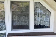 Białe plastikowe okna i drzwi balkonowe. Drzwi wejściowe. - zdjęcie główne