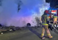 Nocny pożar odpadów w romskiej osadzie - zdjęcie główne