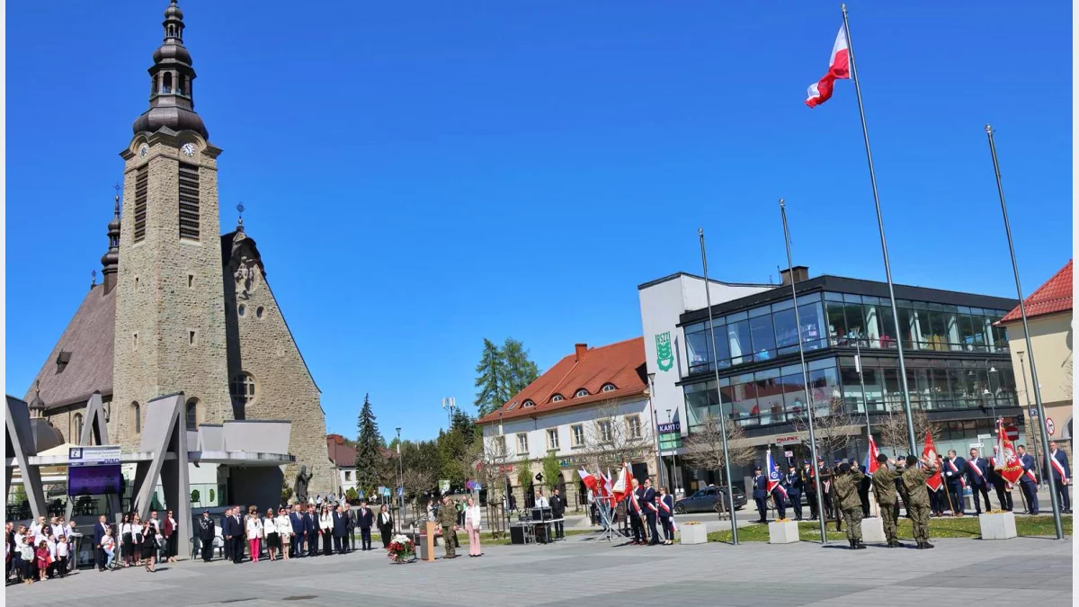 Uroczyste obchody Konstytucji 3 Maja na rynku w Limanowej z udziałem pocztów sztandarowych i mieszkańców.