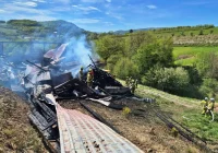 Pożar zniszczył budynek ze sprzętem rolniczym. Pomocy wymagał 90-latek - zdjęcie główne