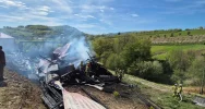Pożar zniszczył budynek ze sprzętem rolniczym. Pomocy wymagał 90-latek - zdjęcie 2