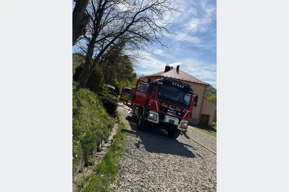 Pożar zniszczył budynek ze sprzętem rolniczym. Pomocy wymagał 90-latek - zdjęcie 3