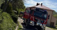Pożar zniszczył budynek ze sprzętem rolniczym. Pomocy wymagał 90-latek - zdjęcie 3