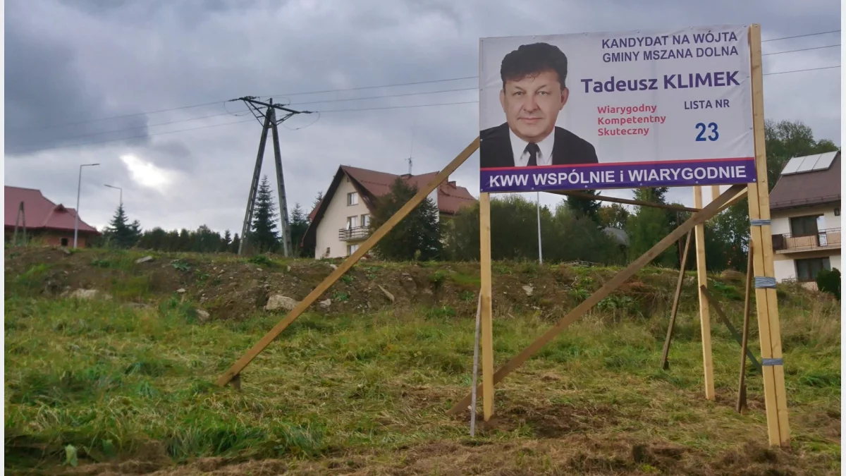 Billboard z wizerunkiem Tadeusza Klimka, byłego wicewójta gminy Mszana Dolna