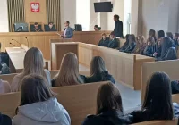 Uczniowie w sądzie w rolach sędziów i adwokatów - zdjęcie główne