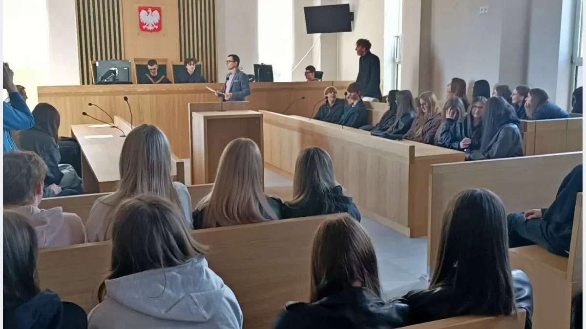 Uczniowie biorący udział w symulacji rozprawy w sali Sądu Rejonowego w Krakowie.