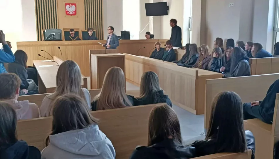 Uczniowie w sądzie w rolach sędziów i adwokatów - zdjęcie 1