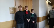 Uczniowie w sądzie w rolach sędziów i adwokatów - zdjęcie 2