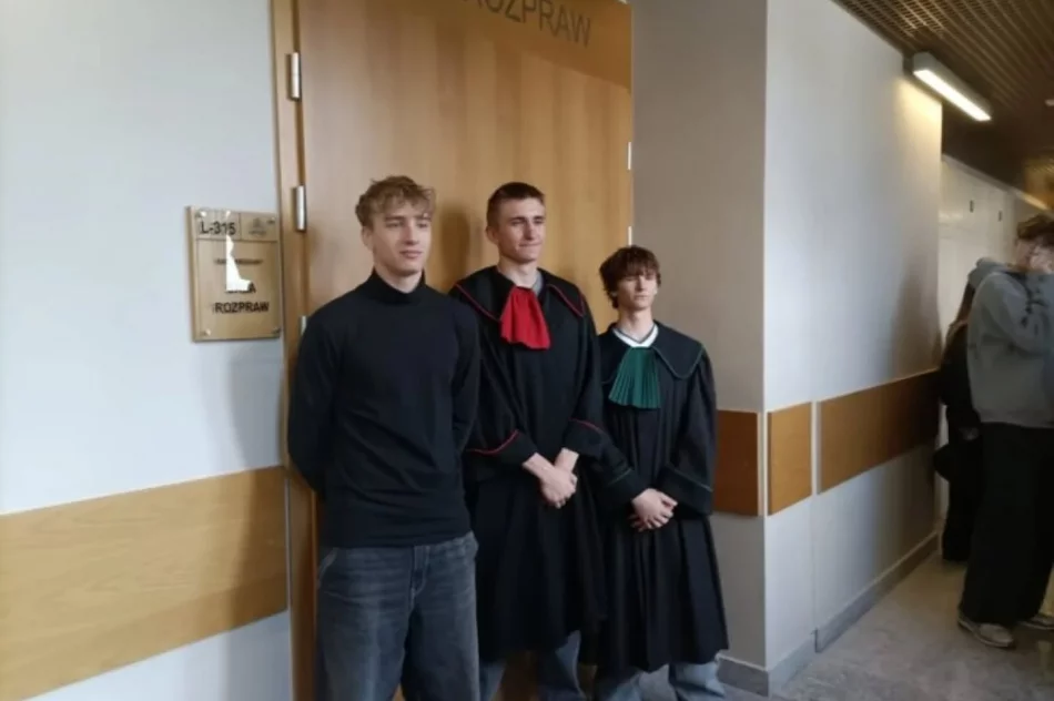 Uczniowie w sądzie w rolach sędziów i adwokatów - zdjęcie 2