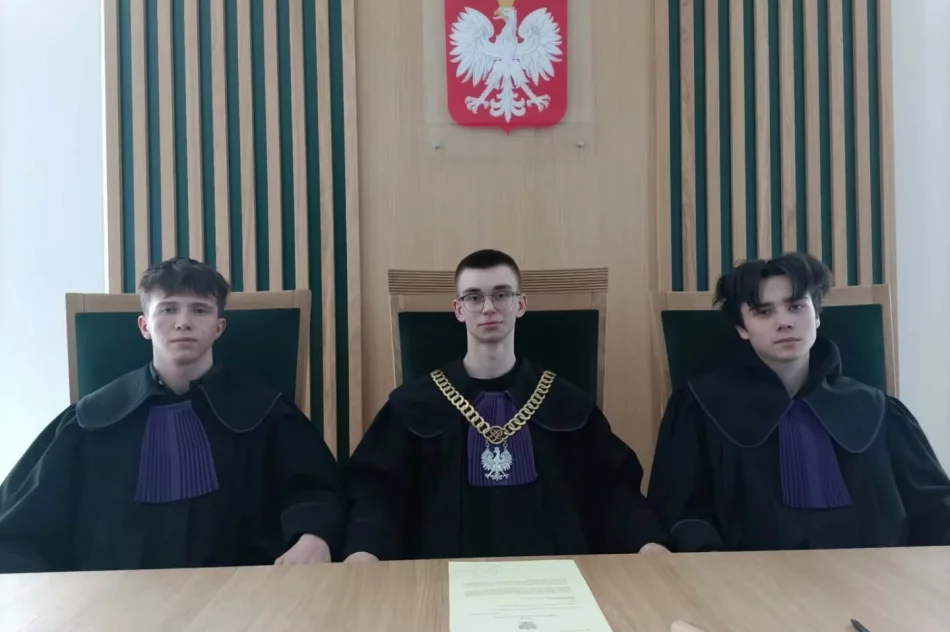 Uczniowie w sądzie w rolach sędziów i adwokatów - zdjęcie 4