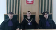 Uczniowie w sądzie w rolach sędziów i adwokatów - zdjęcie 4