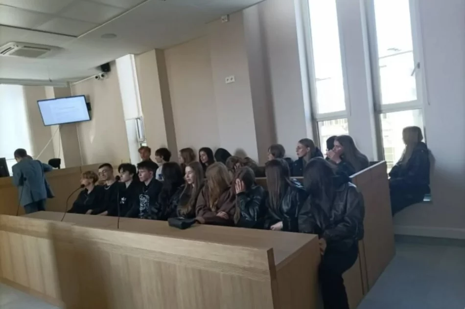 Uczniowie w sądzie w rolach sędziów i adwokatów - zdjęcie 5