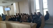 Uczniowie w sądzie w rolach sędziów i adwokatów - zdjęcie 5