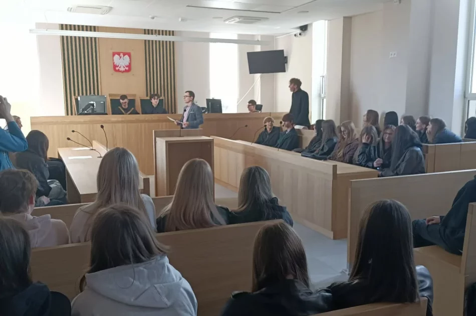Uczniowie w sądzie w rolach sędziów i adwokatów - zdjęcie 7