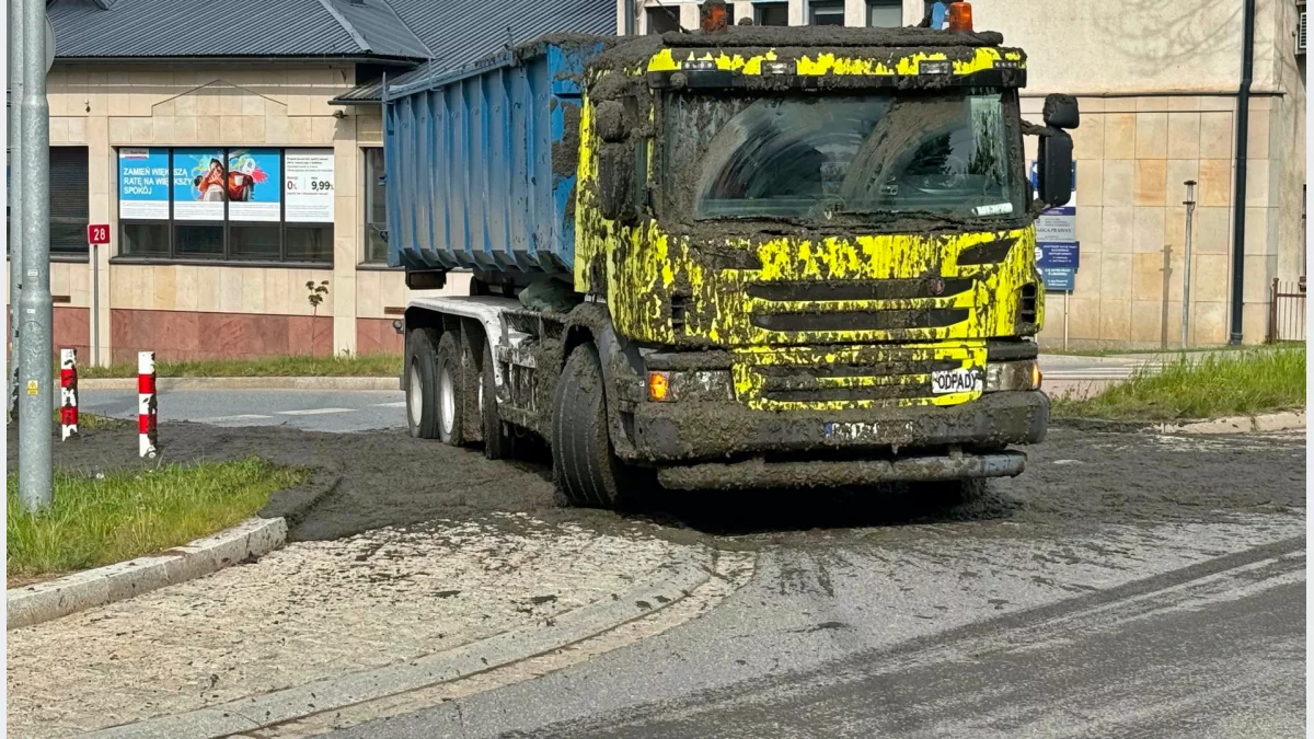 Śmierdzący ładunek wylał się z ciężarówki. Utrudnienia na DK 28