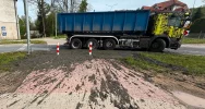 Śmierdzący ładunek wylał się z ciężarówki. Utrudnienia na DK 28 - zdjęcie 2