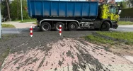 Śmierdzący ładunek wylał się z ciężarówki. Utrudnienia na DK 28 - zdjęcie 3
