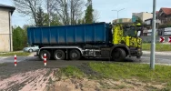 Śmierdzący ładunek wylał się z ciężarówki. Utrudnienia na DK 28 - zdjęcie 4