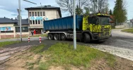 Śmierdzący ładunek wylał się z ciężarówki. Utrudnienia na DK 28 - zdjęcie 5