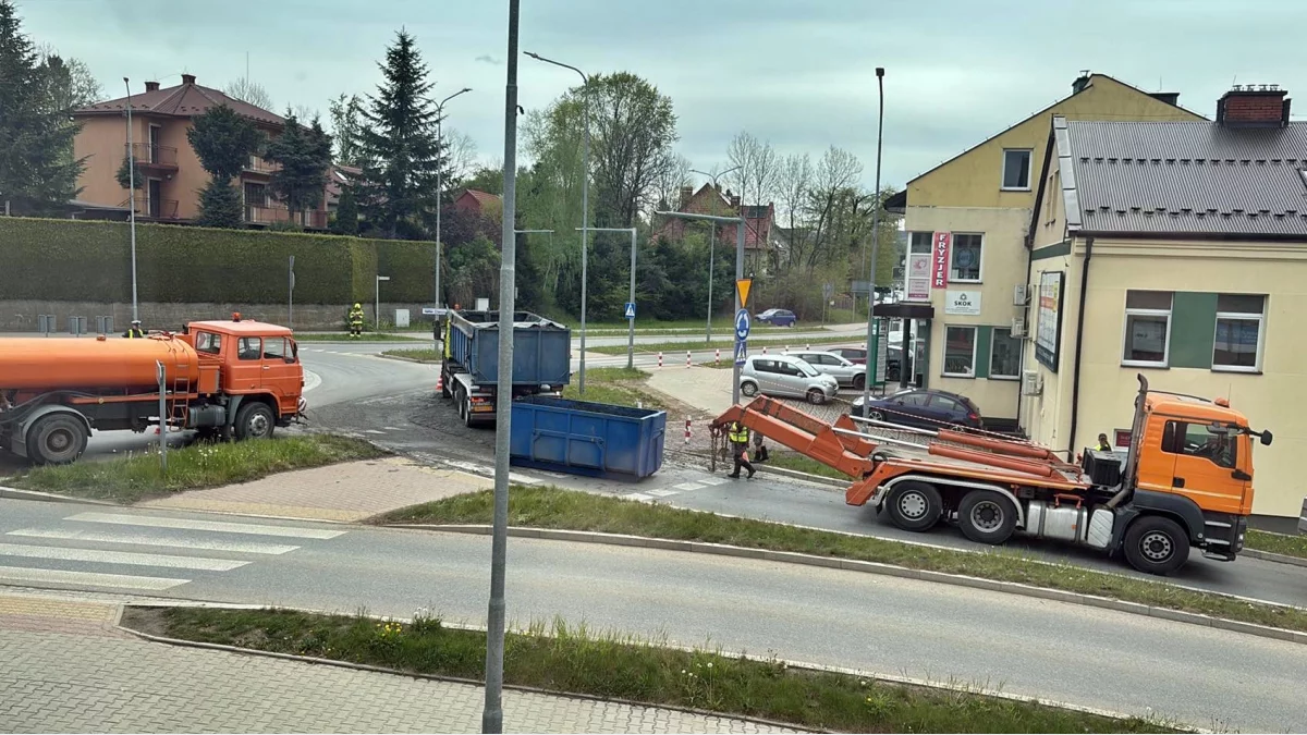 Ręczne sprzątanie osadu na rondzie