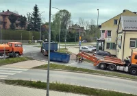 Ręczne sprzątanie osadu na rondzie - zdjęcie główne