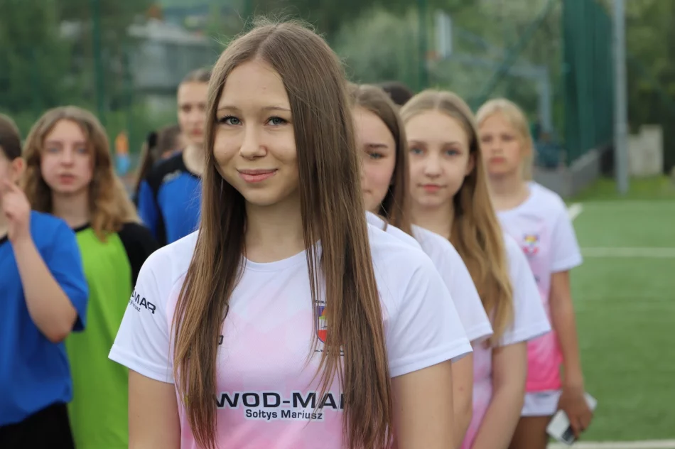 Dziewczęta z Siekierczyny I Mistrzyniami Gminy w Piłce Nożnej Dzieci - zdjęcie 4