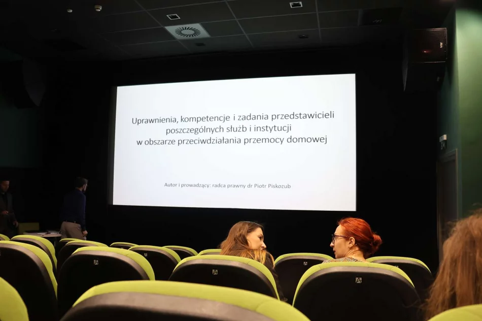 Szkolenie w zakresie przeciwdziałania przemocy w Limanowej – spotkanie przedstawicieli służb i instytucji w LDK - zdjęcie 3
