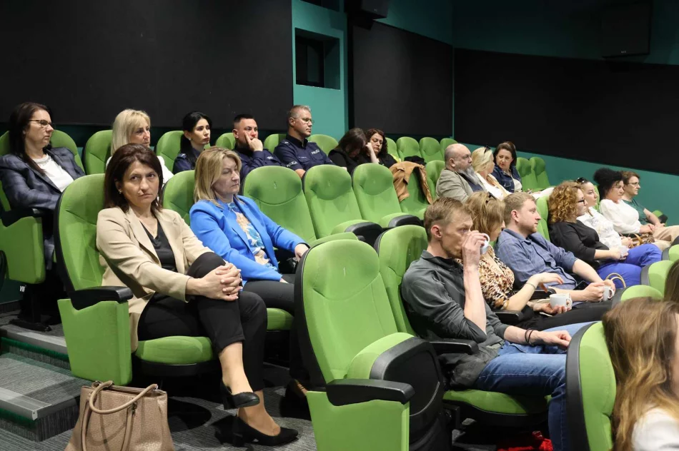 Szkolenie w zakresie przeciwdziałania przemocy w Limanowej – spotkanie przedstawicieli służb i instytucji w LDK - zdjęcie 11