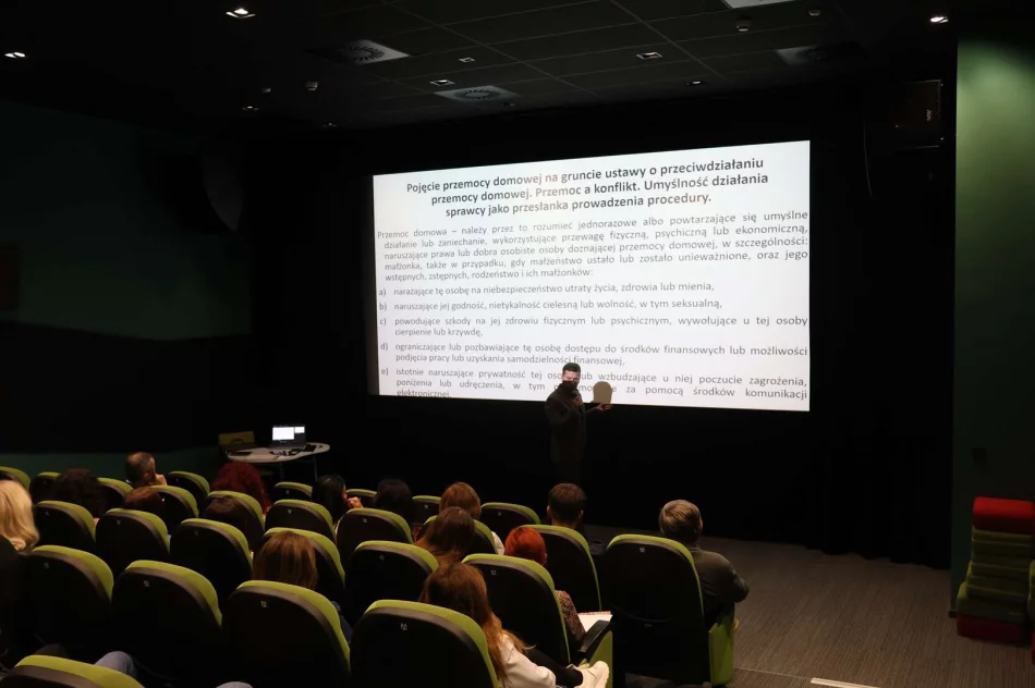 Szkolenie w zakresie przeciwdziałania przemocy w Limanowej – spotkanie przedstawicieli służb i instytucji w LDK - zdjęcie 12