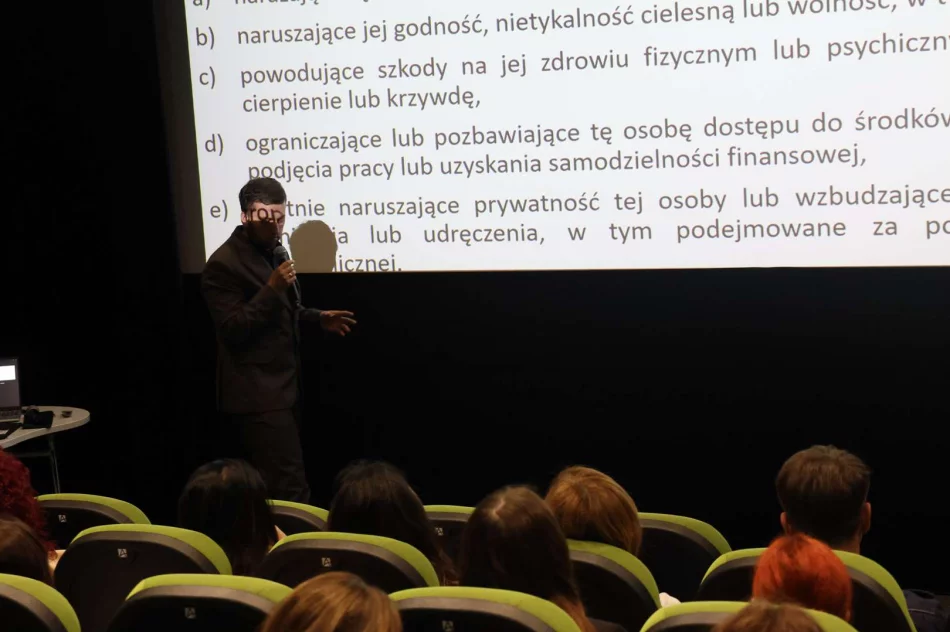 Szkolenie w zakresie przeciwdziałania przemocy w Limanowej – spotkanie przedstawicieli służb i instytucji w LDK - zdjęcie 13