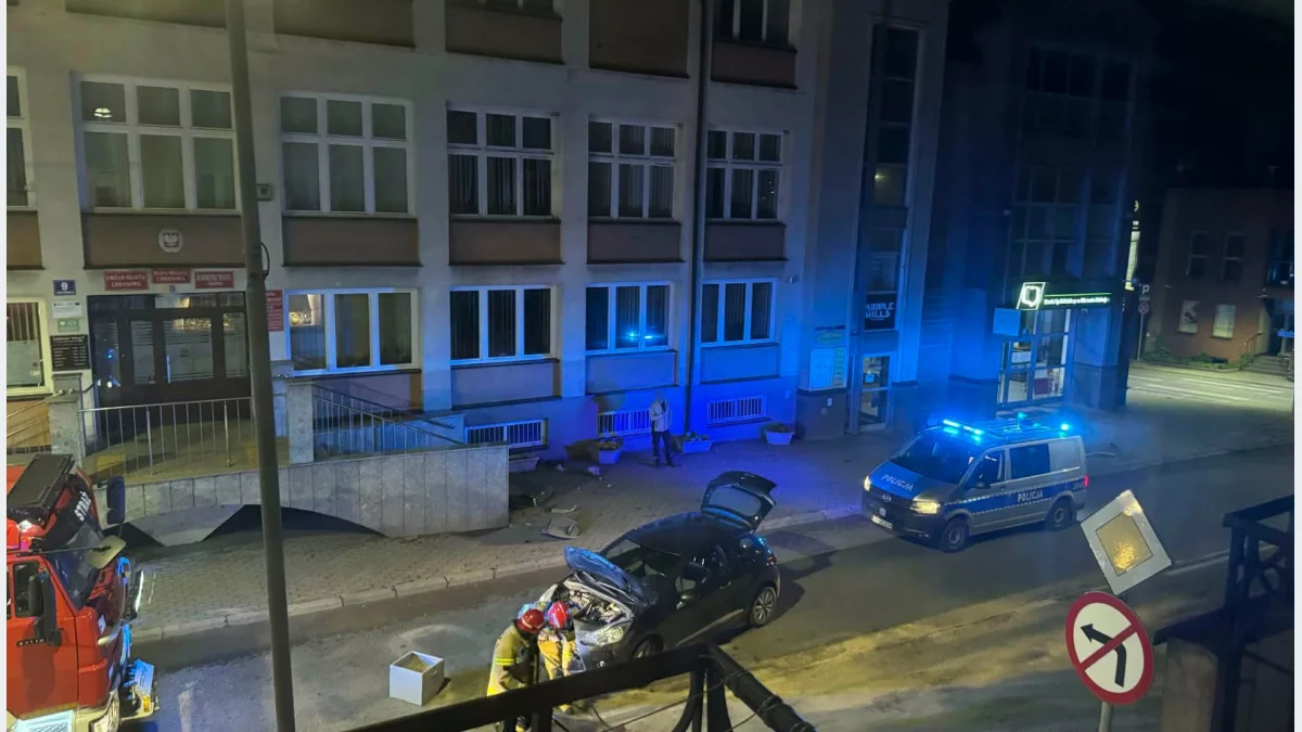 Policja na miejscu kolizji przy ul. Jana Pawła II w Limanowej obok urzędu miasta.