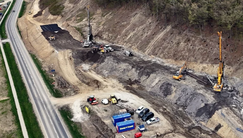 Betonowe pale stabilizują osuwisko nad linią kolejową - zdjęcie 1