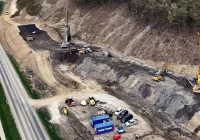 Betonowe pale stabilizują osuwisko nad linią kolejową - zdjęcie główne