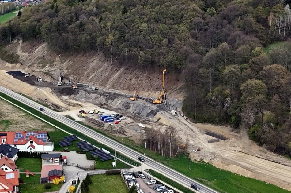 Betonowe pale stabilizują osuwisko nad linią kolejową - zdjęcie 2