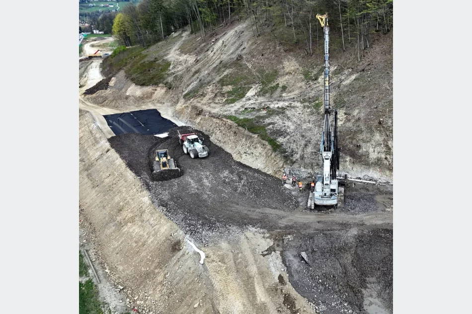 Betonowe pale stabilizują osuwisko nad linią kolejową - zdjęcie 4