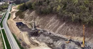 Betonowe pale stabilizują osuwisko nad linią kolejową - zdjęcie 5