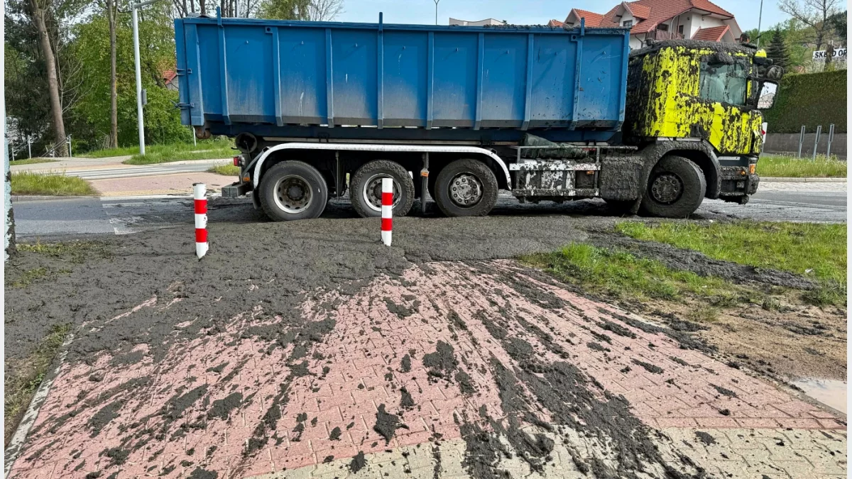 Samochód ciężarowy scania na drodze w Limanowej przy rondzie w ciągu drogi krajowej 28.