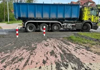 Ładunek z oczyszczalni na rondzie - kierowca ukarany mandatem - zdjęcie główne