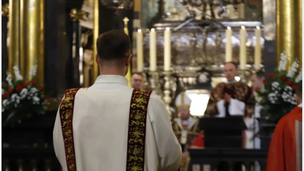 Kleryk podczas święceń diakonatu w katedrze na Wawelu