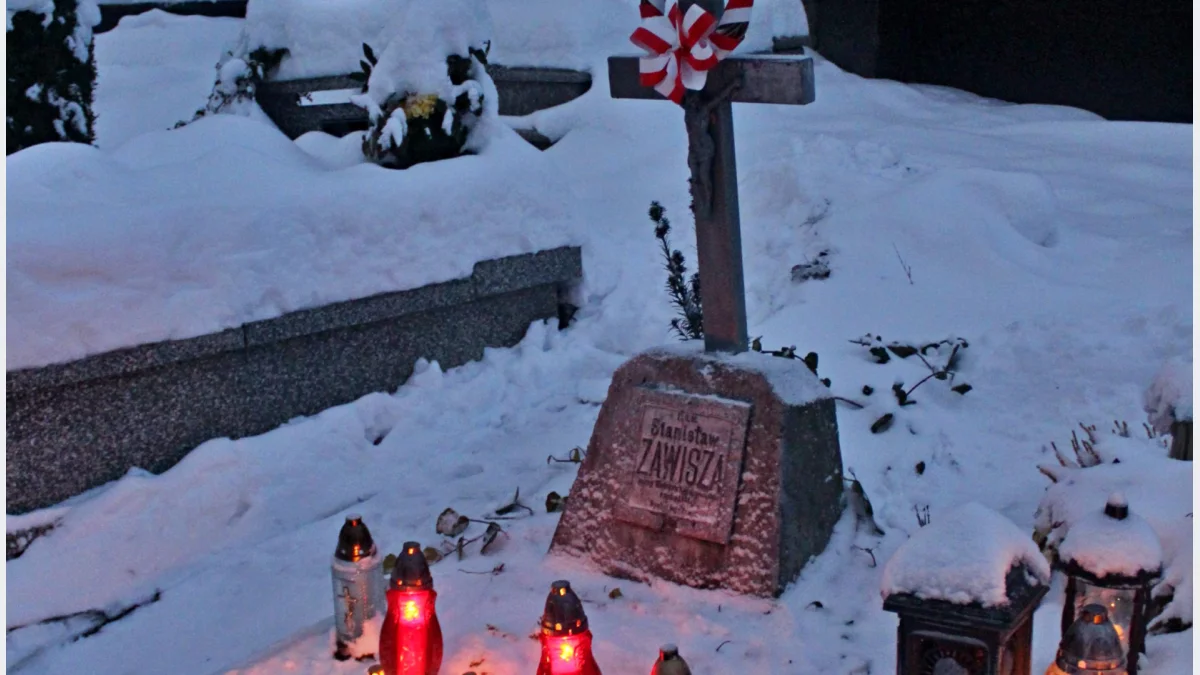 Zabytkowy nagrobek Stanisława Zawiszy „Czarnego” na cmentarzu w Łososinie Górnej