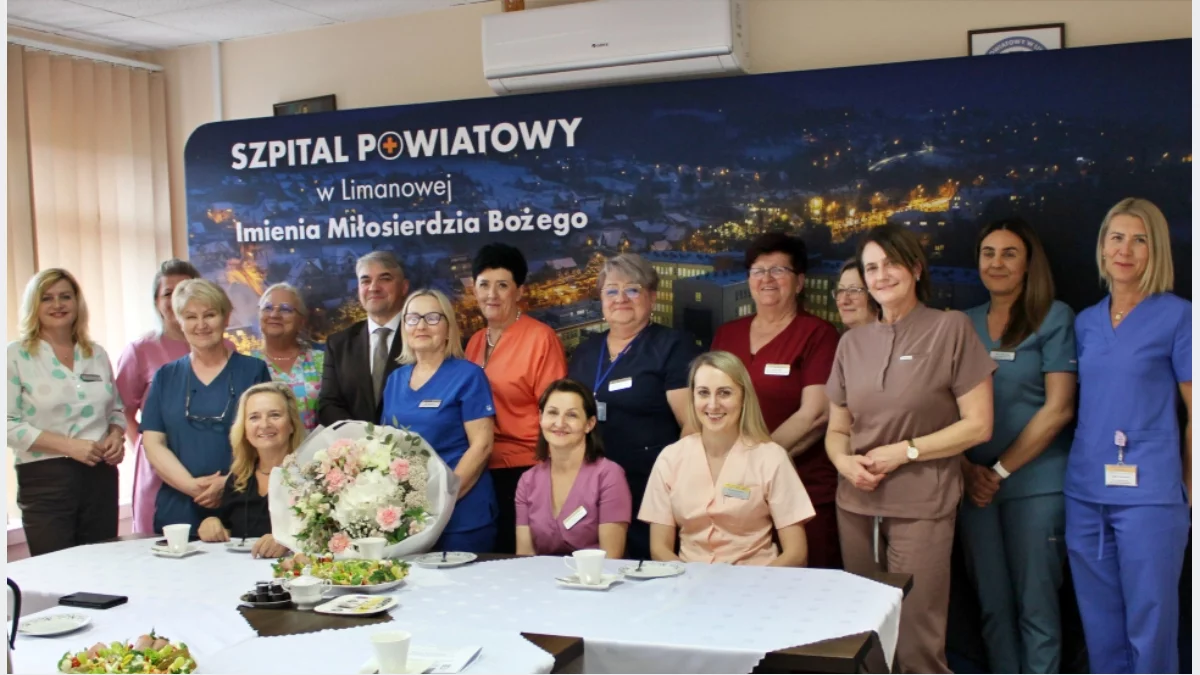 Dyrekcja oraz personel pielęgniarski i położniczy szpitala w Limanowej podczas wspólnego spotkania